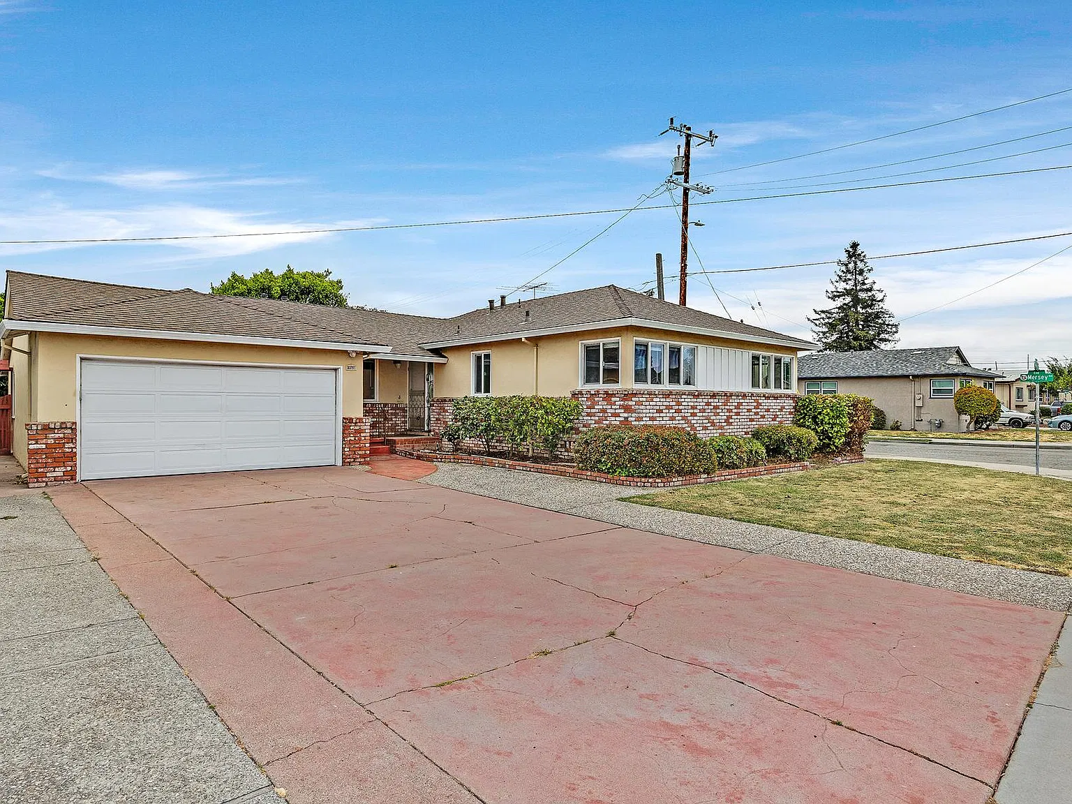 3 bed, 1.5 bath, 1352 sqft, $3,500 — Photo 2