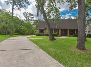 109 Cherry Tree Ln, Friendswood, TX 77546