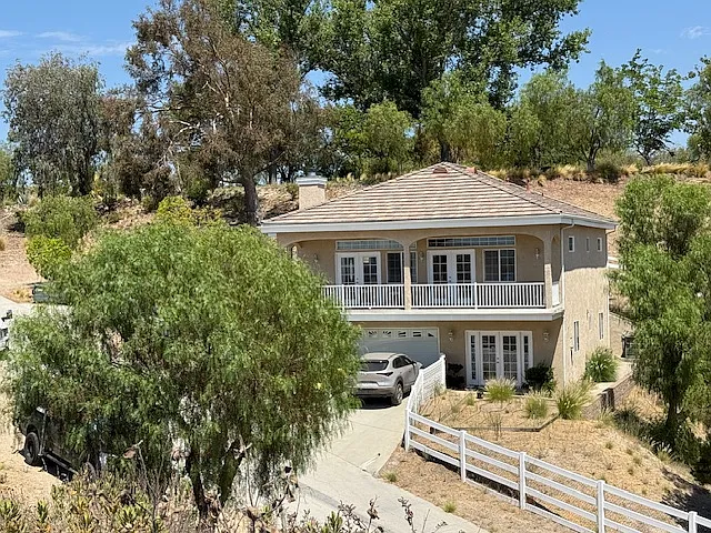 4 bed, 3.5 bath, 2000 sqft, $3,799 — Photo 2