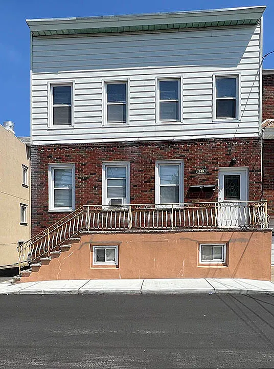 2 bed, 800 sqft, $2,100 — Photo 1