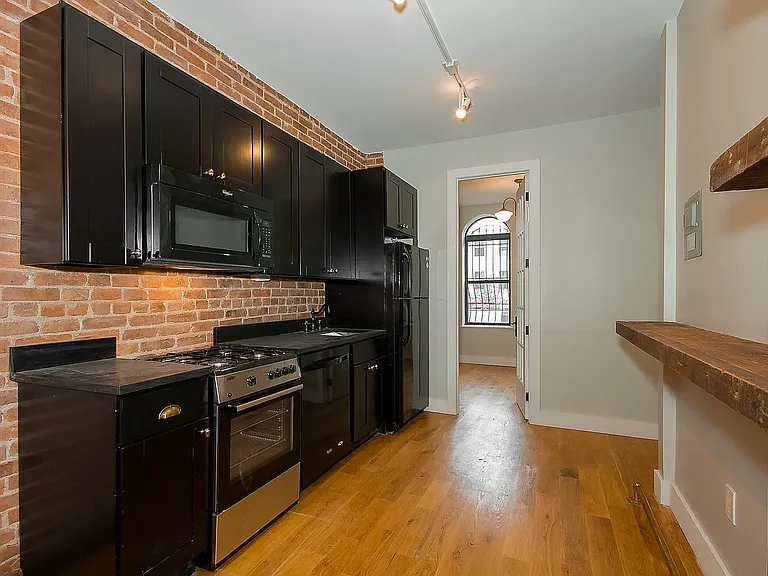 162 Pulaski St #3L — Photo 2