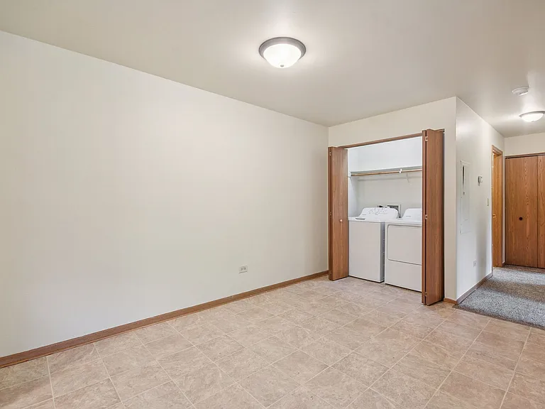 Maple Leaf Apartments — Photo 8