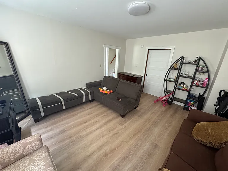 Living Room - Pic #3