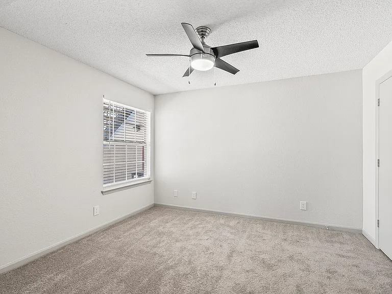 Summerlake Apartments — Photo 17