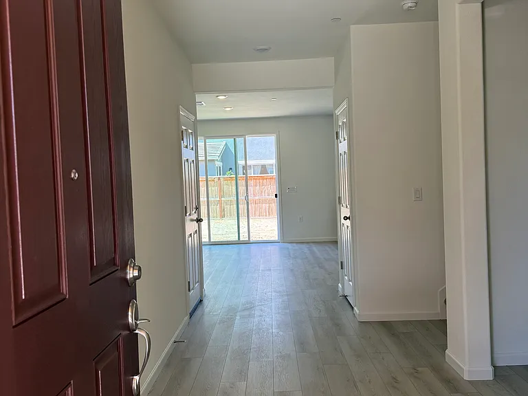 556 Rosedale Way — Photo 2