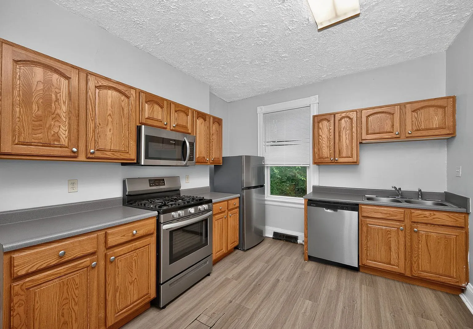 4 bed, 1.5 bath, $3,065 — Photo 2