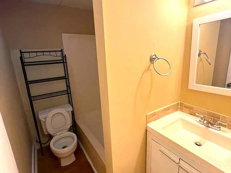 599 Elmwood St #D — Photo 8