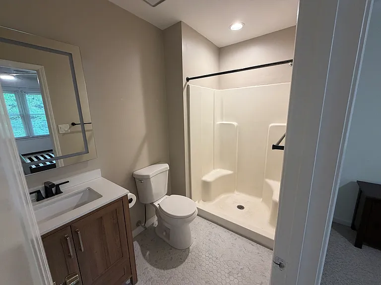 The bathroom of the back bedroom.