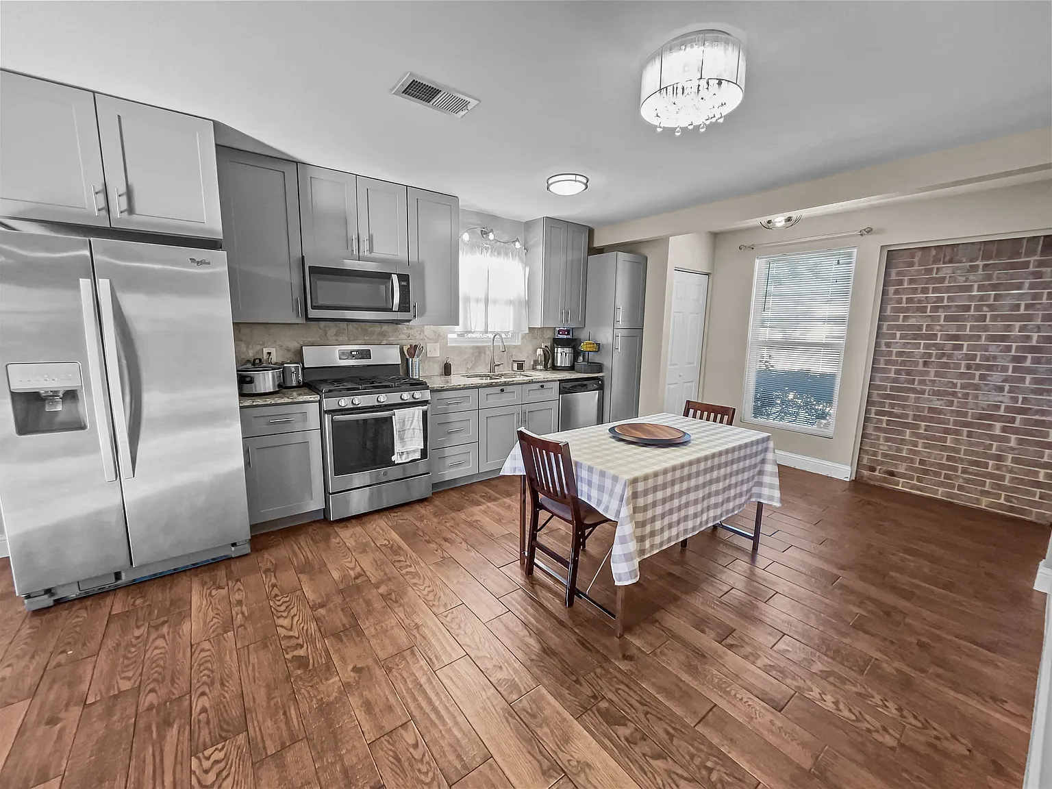 3 bed, 1076 sqft, $2,000 — Photo 1
