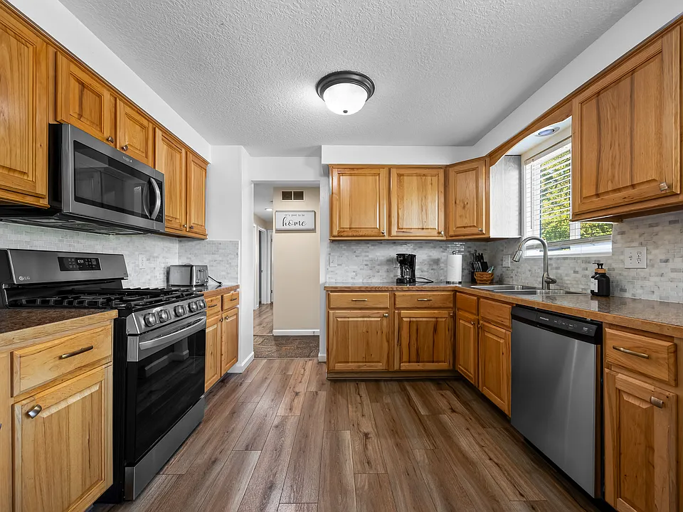 2010 S Curtis Cir