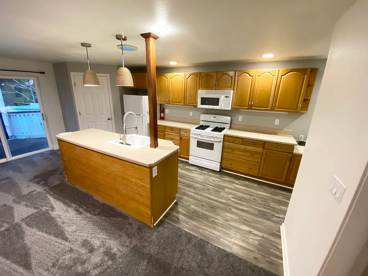 Building Photo - 2464 NE Ravenwood Dr