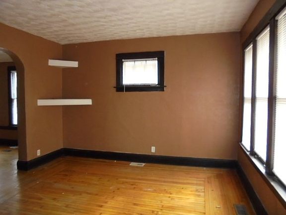 4th image of 63 E 136th St