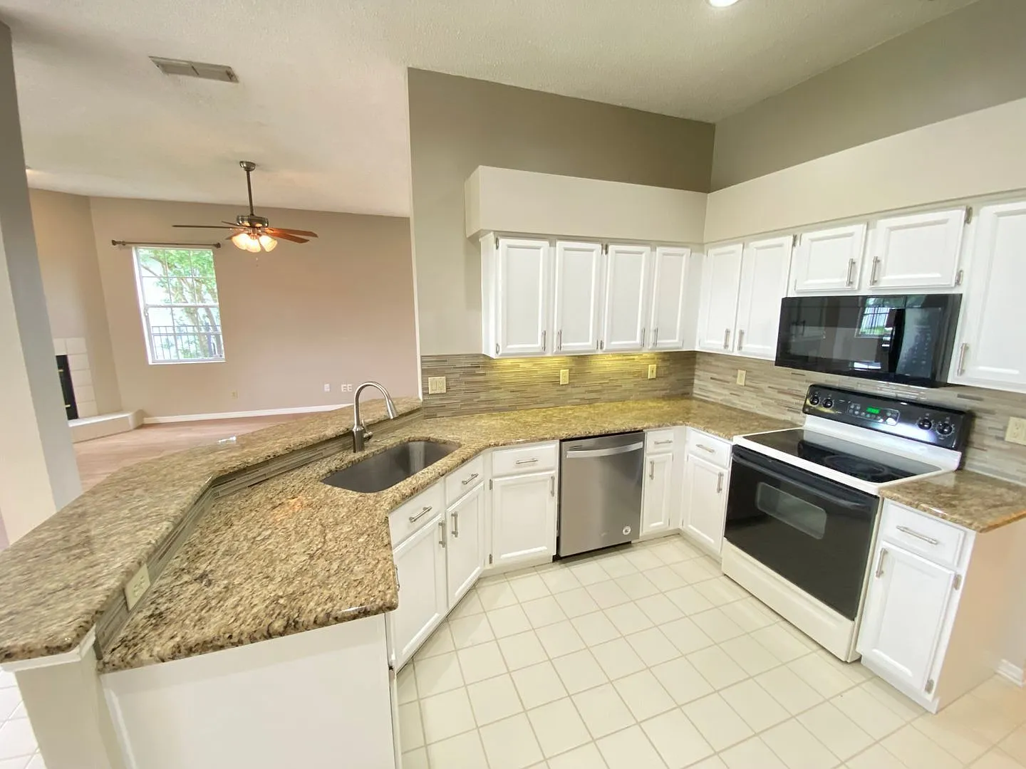 4 bed, 3.5 bath, 2951 sqft, $3,699 — Photo 2