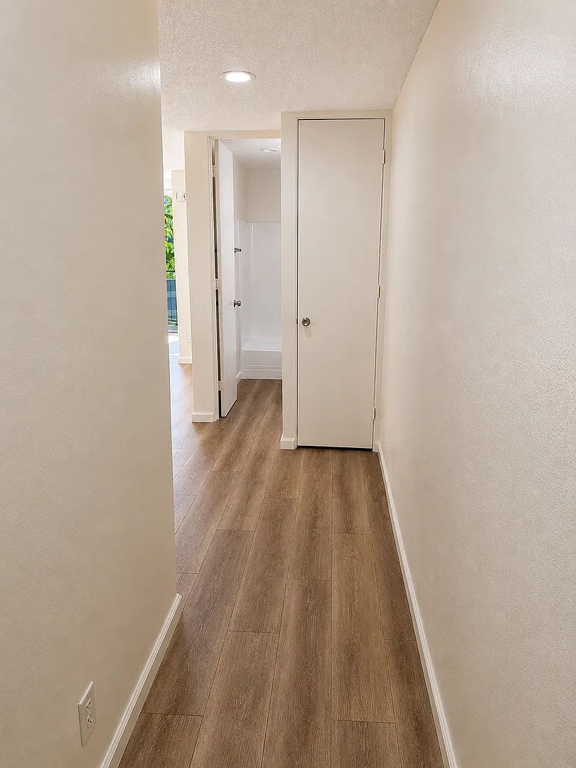Spacious, Updated 1 Bedroom Apartment Private Balcony, Parking & Great Location! — Photo 3