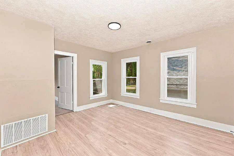 2-Bedroom Upper Duplex Unit with Essential Appliances in Cleveland (Welcome Section 8) — Photo 3