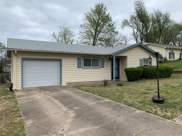 401 E 5th Pl, Grove, OK 74344