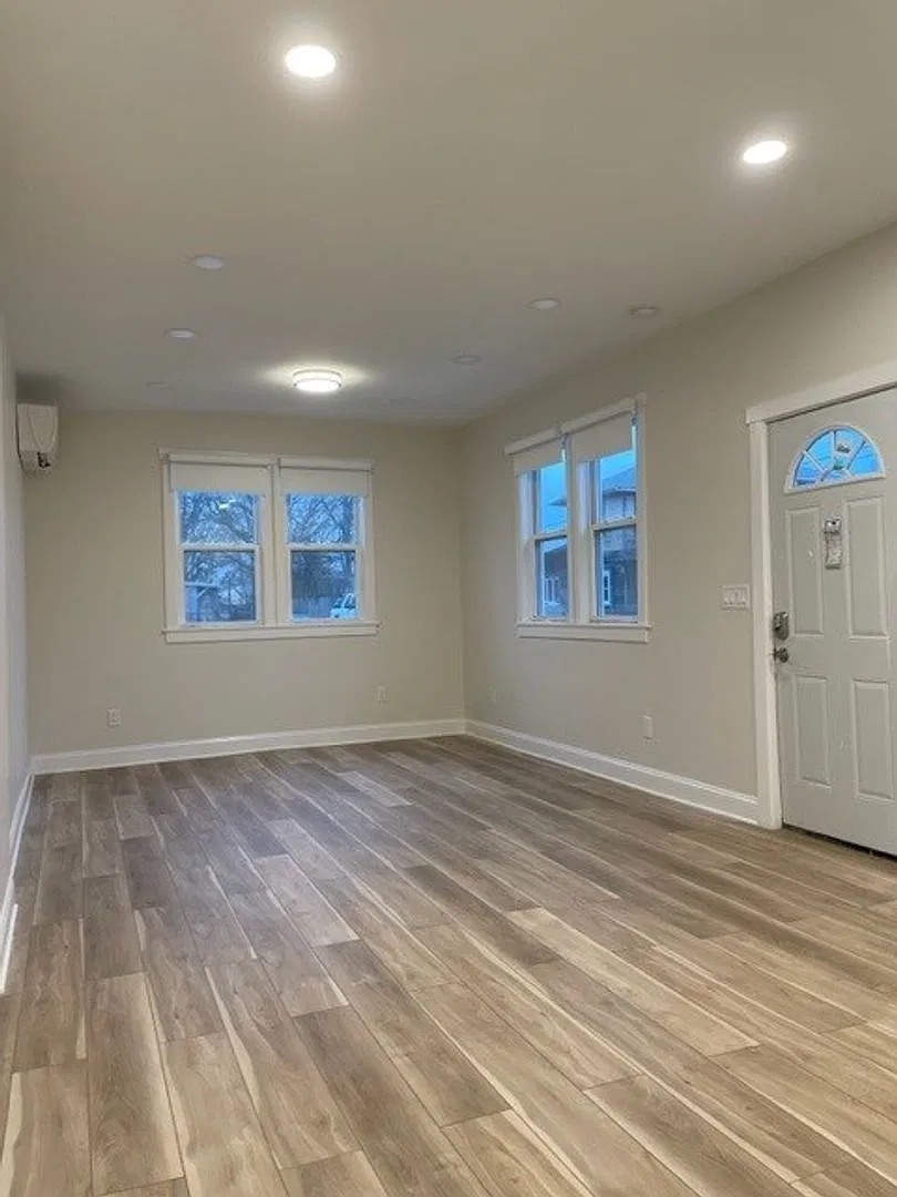 622 West Charles Street — Photo 2