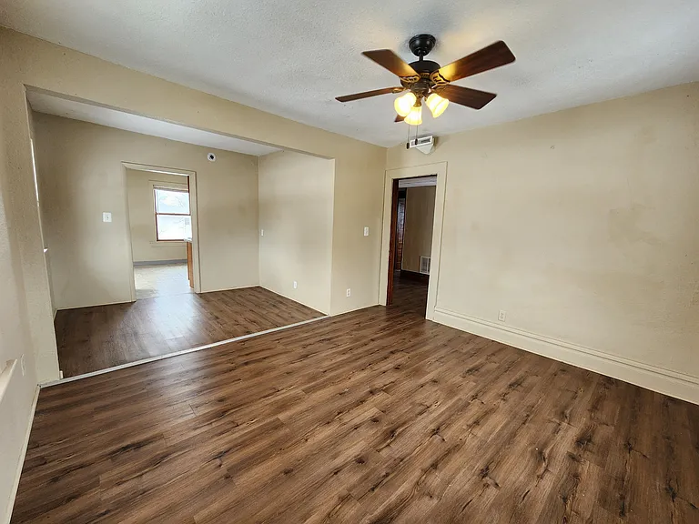 604 1/2 W Seerley Blvd — Photo 4