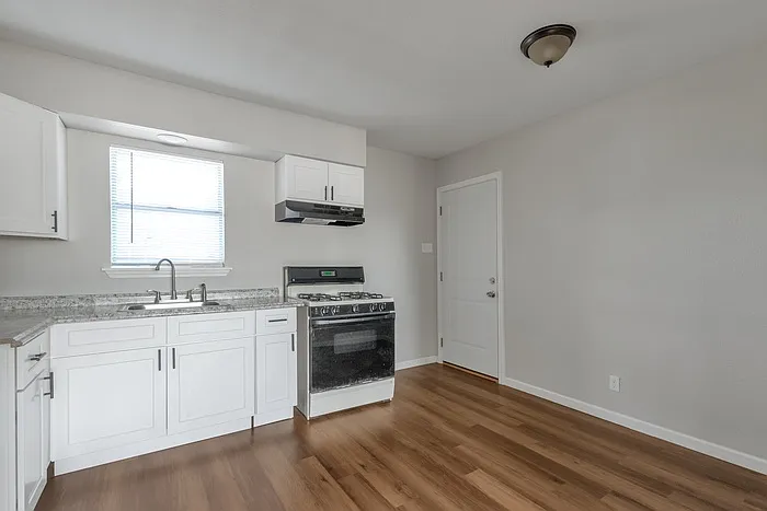 811 John Adams Dr — Photo 11
