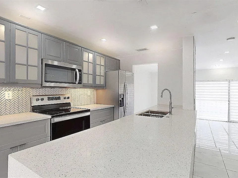 Building Photo - 8212 NW 8th Pl #2