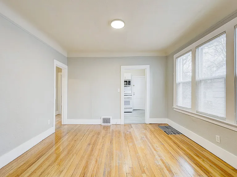 338 E Webster Ave — Photo 25