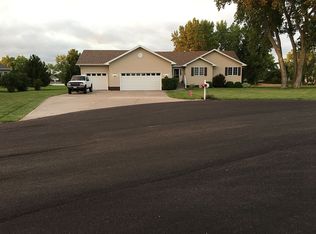 327 Quail Ct, Doniphan, NE 68832