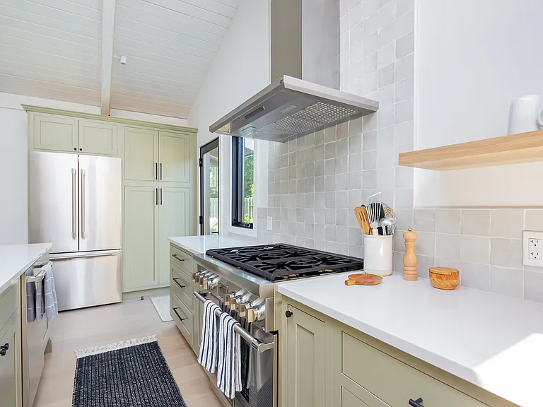 147 Soundview Dr — Photo 3