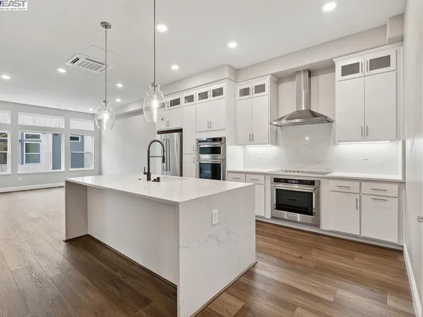 230 Waters Park Cir #301, San Mateo, CA 94403