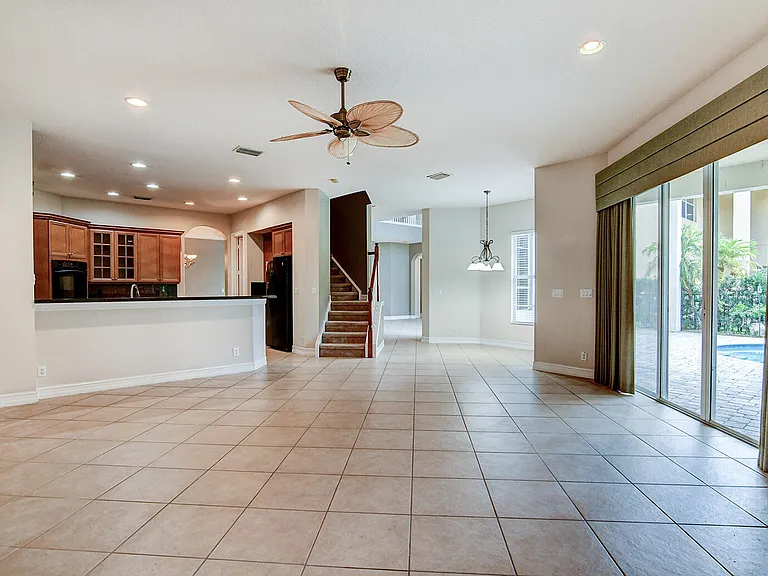 670 Edgebrook Ln — Photo 5