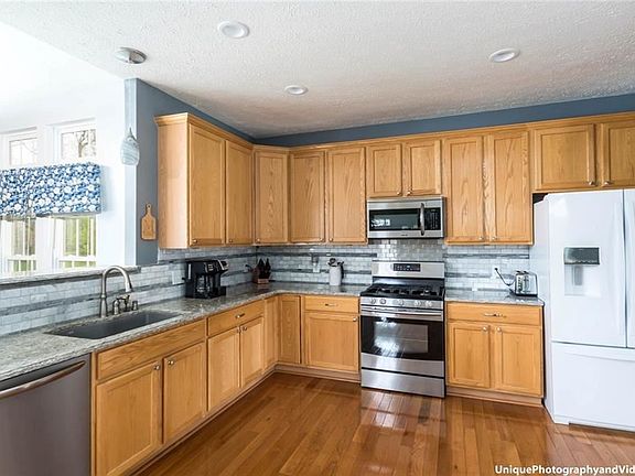 4th image of 135 Parkway