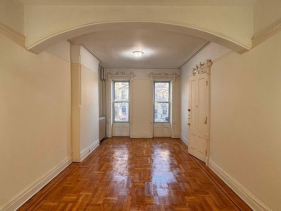 3rd image of 732 Hancock St Floor 2