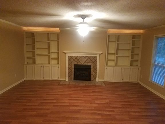 Living vent-free fireplace 