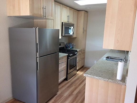 KItchen with SS App and granite counter tops