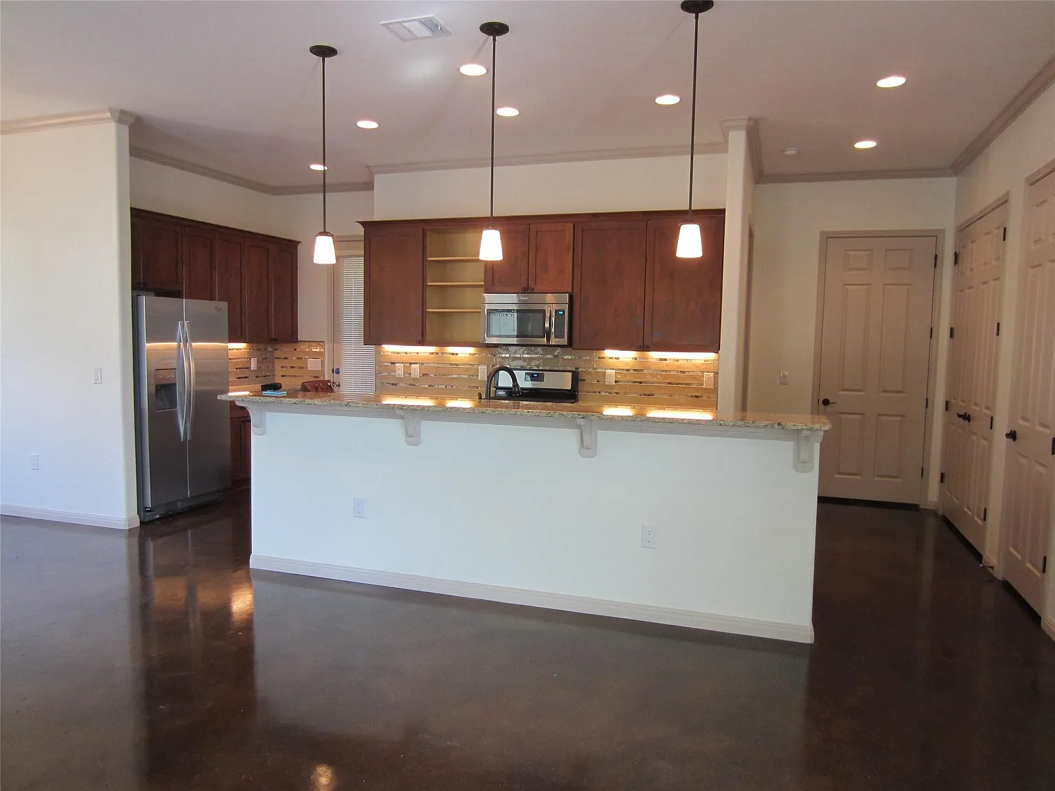 3 bed, 3.0 bath, 1652 sqft, $3,900 — Photo 2