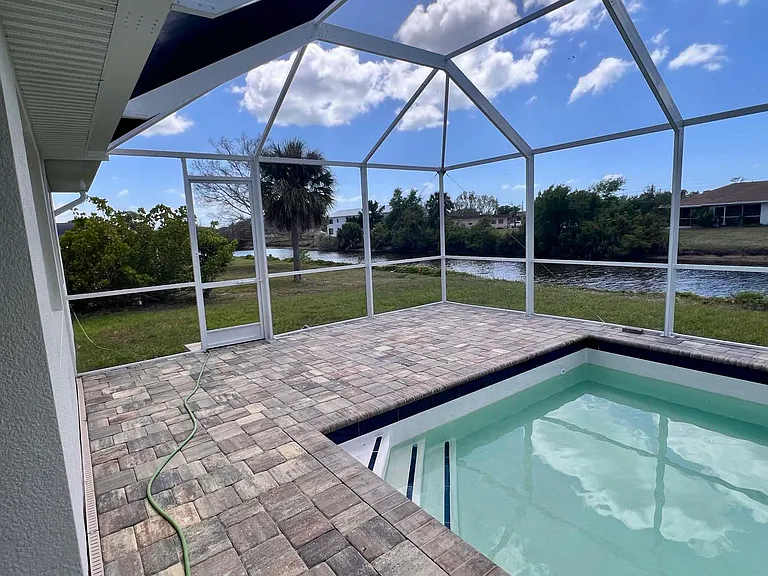 Sun area within Screened Cage