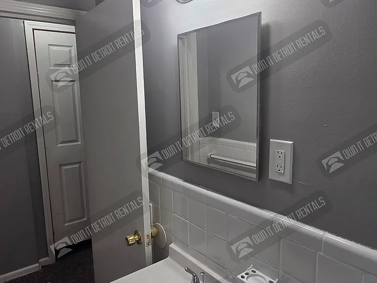 18624 Albion St — Photo 24