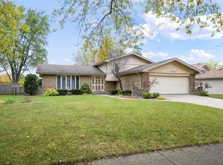 1021 Country Dr, Shorewood, IL 60404