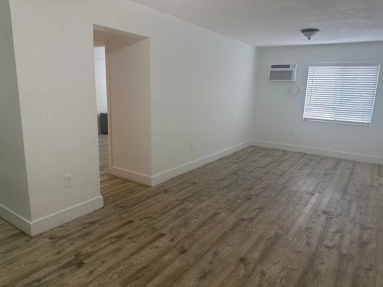 1245 SW 5th St — Photo 4