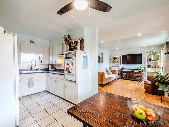 5th image of 518 E Galveston Dr