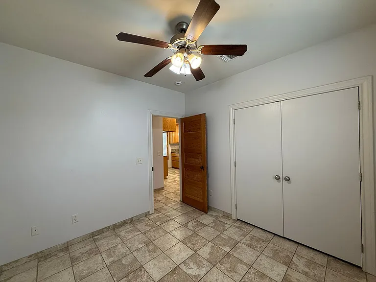 257 E Garza St — Photo 18