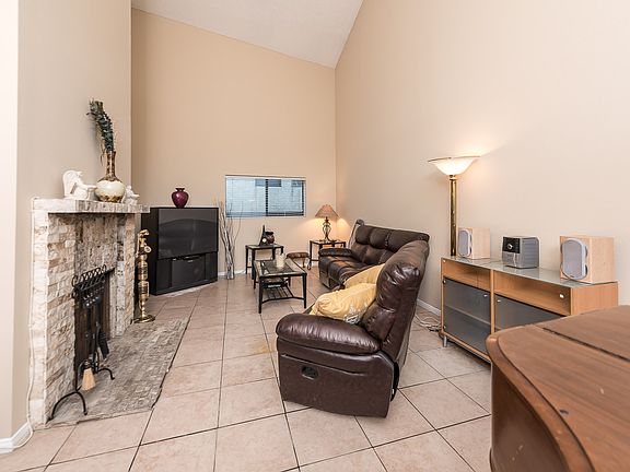 4th image of 16030 Moorpark St APT 3
