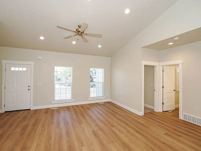 251 E 1280 N — Photo 22