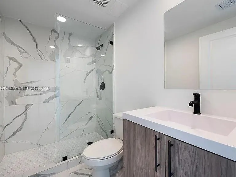 5 bed, 3.0 bath, 1810 sqft, $3,700 — Photo 2