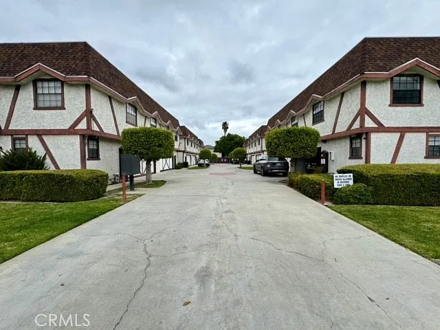 3 bed, 2.5 bath, 1309 sqft, $3,600 — Photo 2