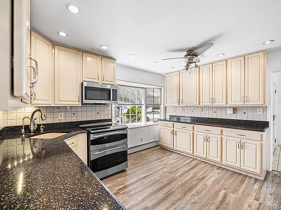 5th image of 116 Red Maple Drive N