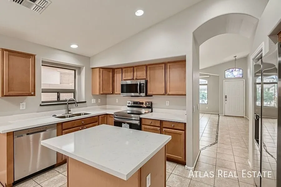 Single Story 4 bedroom home with covered patio and 2 car garage! — Photo 2