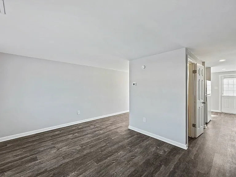 empty-living-room-Village-of-Carrollwood