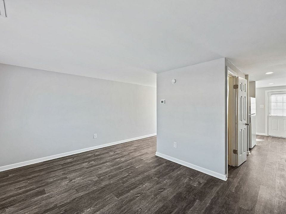 empty-living-room-Village-of-Carrollwood