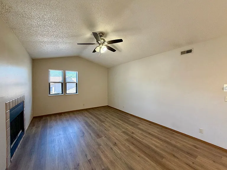 Oakridge Apartments — Photo 10