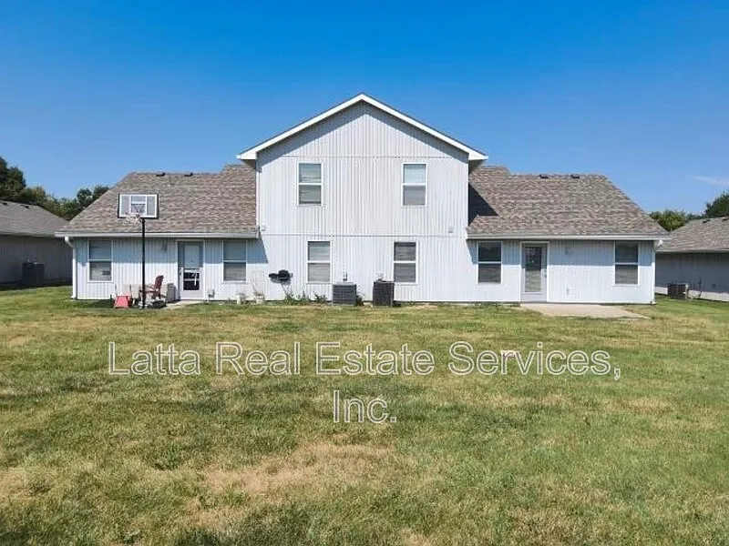 3 bed, 2.0 bath, 1135 sqft, $1,475 — Photo 2